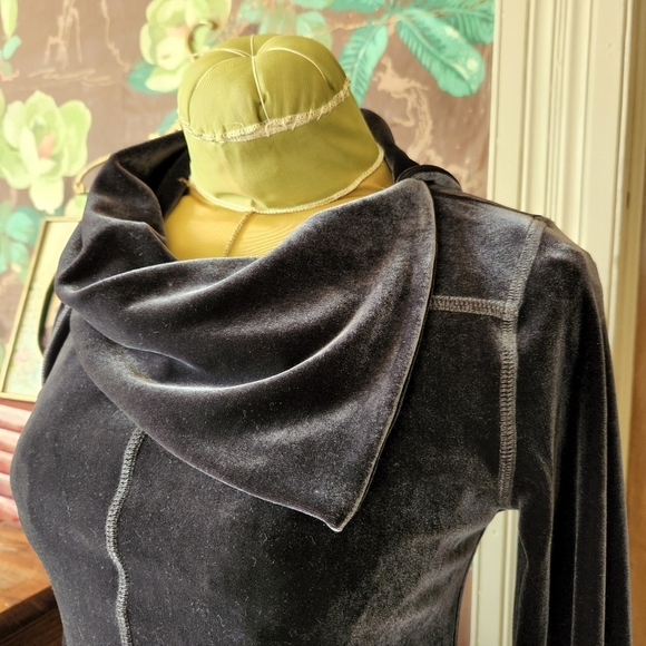 Velvet Turtleneck Pullover Size XS - Picture 3 of 12